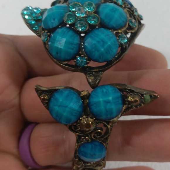 Vintage Hinged Bracelet Fish Blue Stones Brass Beautiful Statement Piece - Picture 3 of 12